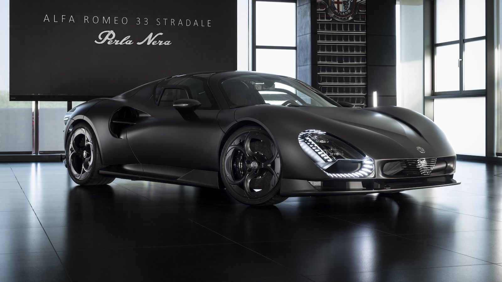 Alfa Romeo 33 Stradale Perla Nera: Μοναδική με carbon και 630+ ίππους